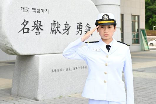 제138기 해군·해병대 사관후보생 수료 및 임관식에서 천안함 46용사 중 고(故) 김태석 원사의 장녀 김해나 소위가 임관했다. 연합뉴스
