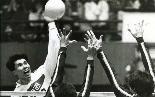 1980-90년대 한국 남자배구의 전성기를 이끌었던 왕년의 '명스파이커' 장윤창 전 경기대 교수가 30일 지병으로 별세했다. 향년 65세. 장 전 교수는 1978년 17세의 나이로 최연소 국가대표에 발탁돼 그해 세계선수권대회에서 한국의 4강 진출에 힘을 보탰고, 1978년 방콕 아시안게임, 1982년 뉴델리 아시안게임 금메달, 1986년 서울 아시안게임에서 은메달을 목에 걸었다. 1983년 고려증권 창단 멤버로 프로 생활을 시작했으며 활처럼 휘어지는 유연한 허리를 이용한 타점 높은 공격으로 '돌고래'라는 별명을 얻기도 했다. 사진은 1990년 2월 12일 대통령배 배구 고려증권과 현대자동차써비스 경기에서 스파이크를 시도하는 장윤창 모습. 연합뉴스