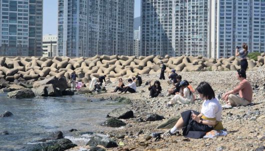 30일 오후 부산 해운대 더베이 101에서 진행된 ‘요트 리트릿’ 프로그램 현장. 참여자들이 고감도 녹음장비를 들고 자연의 소리를 유심히 들어보는 ‘사운드 워킹’ 활동을 하고 있다. 사진=변옥환 기자