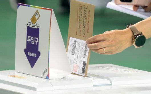 제21대 대통령선거 사전투표 둘째 날인 30일 전북 전주시 덕진구 전주실내체육관에 마련된 사전투표소를 찾은 시민들이 투표를 하고 있다. 뉴시스