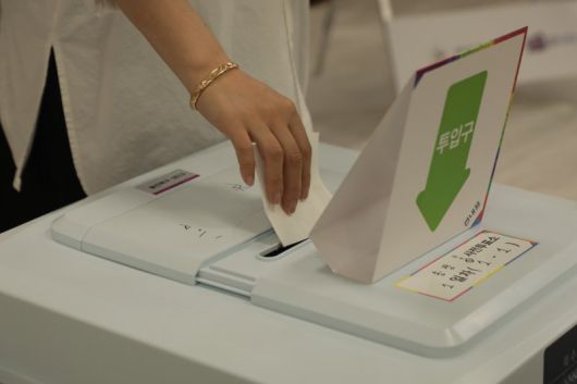 제21대 대통령 선거 사전투표. 지난 29일 오전 울산 북구 송정동 행정복지센터에서 투표를 마친 시민이 용지를 투표함에 넣고 있다. 뉴스1