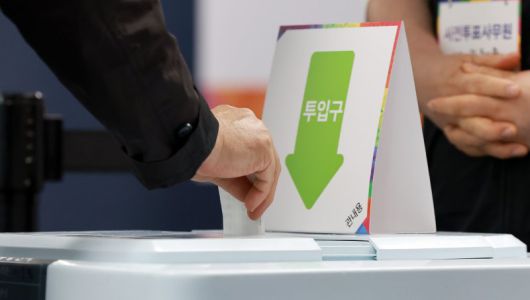 제21대 대통령 선거 사전 투표 첫날인 29일 오후 서울 강남구 수서동 강남스포츠문화센터에 마련된 사전투표소에서 한 유권자가 소중한 한 표를 행사하고 있다. 사전투표 첫날 오후 2시 현재 전국 평균 투표율은 12.34%를 기록, 지난 대선 같은 시각의 사전투표율 10.48%보다 1.86%포인트(p) 높다. 2025.5.29/뉴스1 ⓒ News1 김진환 기자 /사진=뉴스1