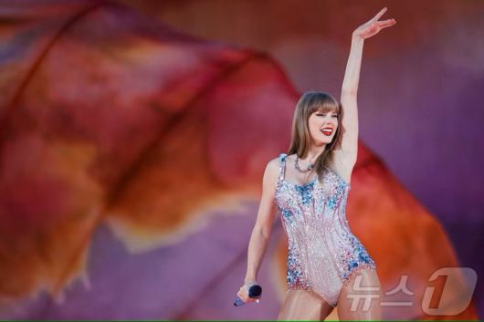 지난 2024년 9월 11일 포르투갈 리스본에서 테일러 스위프트가 '디 에라스 투어' 공연을 선보이고 있다. AFP 뉴스1