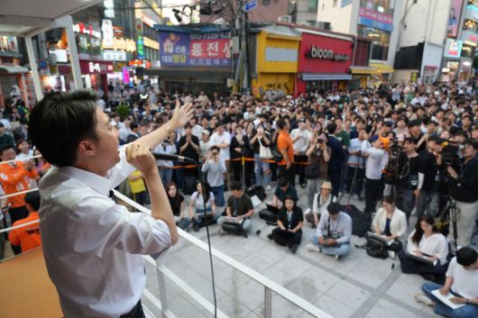 개혁신당 이준석 대선후보가 30일 서울 서대문구 현대백화점 유플렉스 신촌점 앞에서 열린 집중 유세에서 시민들에게 지지를 호소하고 있다. 연합뉴스