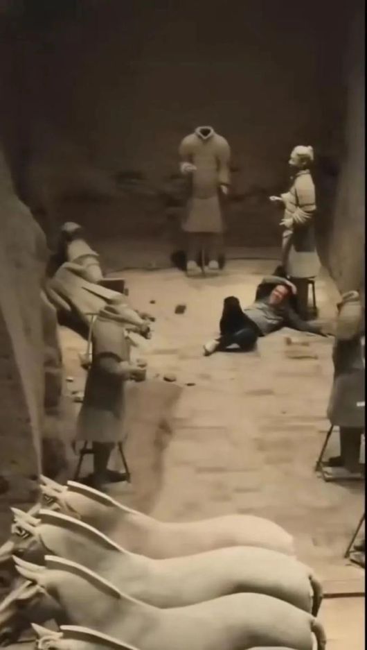중국 시안의 병마용 박물관 3호갱 아래로 중국 남성이 진입해 유물을 파손시키고 누워있다. 연합뉴스