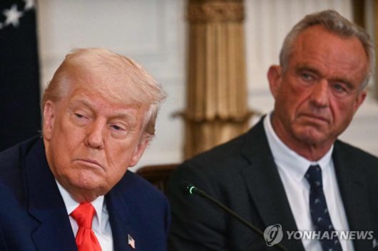 로버트 케네디 주니어 미 보건복지부 장관이 최근 한 자리에서 도널드 트럼프 미국 대통령과 함께 자리하고 있다. 연합뉴스