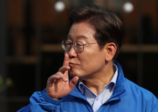 이재명 더불어민주당 대선후보가 30일 오후 강원 원주시 원주행복마당에서 유세를 마친 후 언론 인터뷰에 앞서 환호하는 지지자들을 조용히 시키고 있다. 2025.05.30. /사진=뉴시스