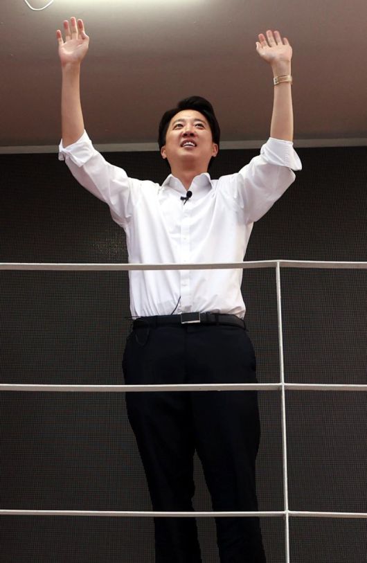 이준석 개혁신당 대선후보가 지난 30일 오후 서울 서대문구 신촌 유플렉스 앞에서 열린 유세에서 시민들에게 인사를 하고 있다 . 뉴시스