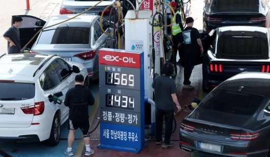 지난 25일 오전 서울 서초구 경부고속도로 부산방향 만남의 광장 주유소에서 시민이 기름을 넣고 있다. 뉴시스