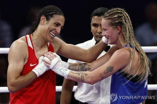 경기가 끝난 뒤 서로 격려하는 칼리프와 허모리.연합뉴스