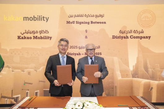 류긍선 카카오모빌리티 대표(왼쪽)가 지난달 25일 사우디아라비아 ‘디리야 게이트 개발청’에서 제리 인제릴로 디리야컴퍼니 그룹 CEO와 ‘미래 모빌리티 서비스 공동 개발을 위한 업무협약(MOU)’을 체결한 뒤 기념 촬영을 하고 있다. 카카오모빌리티 제공