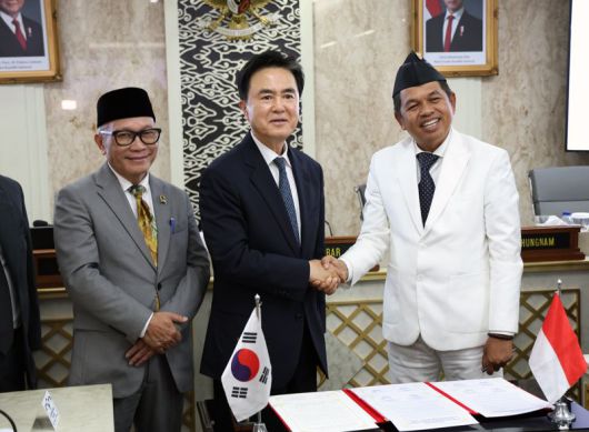 김태흠 충남지사(가운데)가 지난달 26일 데디 물야디 인도네시아 서자바주지사(맨 오른쪽)와 ‘교류 및 탄소중립 실현을 위한 공동선언’을 채택한 뒤 악수하고 있다.