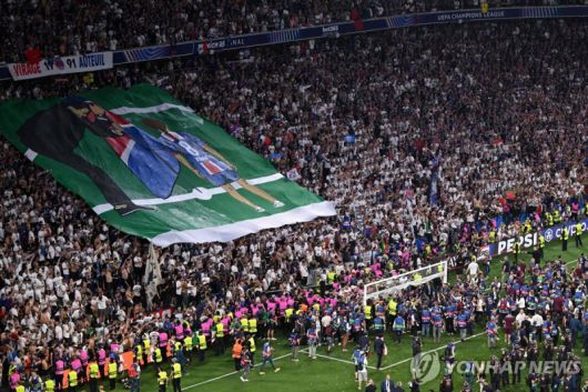 팬들이 준비한 엔리케 감독과 딸 사나의 모습 담은 통천