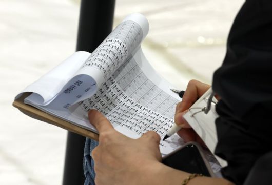 제21대 대통령선거 사전투표 마지막 날인 지난달 30일 인천시 미추홀구 용현초등학교에 마련된 사전투표소에서 투표참관인이 사전투표자수 점검표를 집계하고 있다. /사진=뉴시스