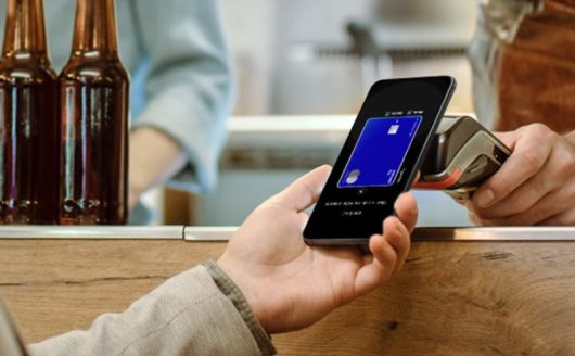 삼성페이로 오프라인 매장에서 결제를 진행하고 있는 모습. 삼성전자 제공