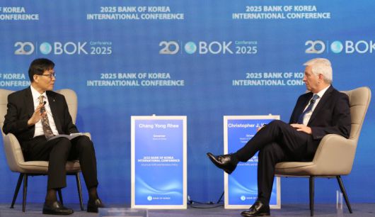 이창용 한국은행 총재(왼쪽)가 2일 서울 중구 한은 별관에서 열린 'BOK 국제컨퍼런스'에서 크리스토퍼 월러 미국 연방준비제도(Fed) 이사와 대담을 하고 있다. BOK 국제컨퍼런스는 '경제구조 변화와 통화정책'을 주제로 3일까지 계속된다. 뉴스1
