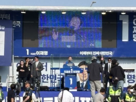 더불어민주당 이재명 대선 후보가 1일 울산 동구 일산해수욕장 로터리에서 유세를 펼치고 있다. 이 후보는 이날 유세에서 비정규직 노동자와 여성 노동자에 대한 차별 철폐, 울산지역 에너지 산업 활성화 등을 강조하면서 울산에 대한 애착을 드러냈다. 사진=최수상 기자