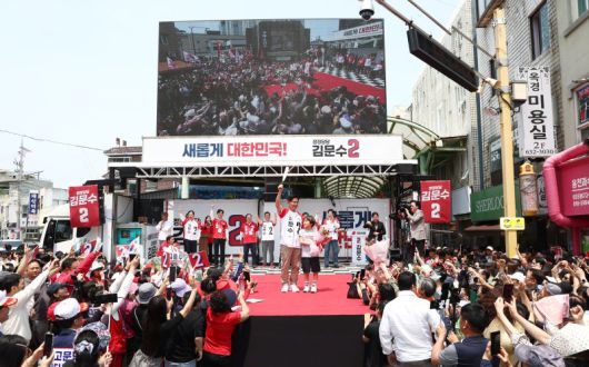 김문수 국민의힘 대통령 후보가 지난달 31일 강원 속초 관광수산시장에서 열린 속초시·인제군·고성군·양양군 합동유세에서 어린이에게 받은 야구 배트를 들어 보이고 있다. /사진=뉴스1