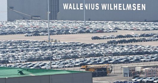 도널드 트럼프 미국 대통령의 자동차·부품 관세 부과로 업계에 비상이 걸린 가운데 1일 경기 평택시 평택항 부두에 수출을 위해 선적을 대기 중인 자동차들이 줄지어 서 있다. 뉴시스