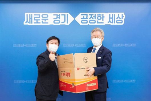 2020년 11월 27일 당시 경기도지사이던 이재명 더불어민주당 대선후보와 안진걸 민생경제연구소장이 경기도청에서 손잡이가 달린 택배상자를 전하며 정책 건의를 하는 모습. /사진=이재명 더불어민주당 대선후보 SNS 캡처