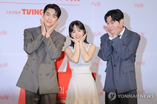 지난달 21일 서울 영등포구 CGV 영등포에서 열린 '미지의 서울' 제작발표회에서 1인 2역을 맡은 박보영(가운데)이 포즈를 취하고 있다. 연합뉴스                                    배우 이병헌(왼쪽부터)과 이영애, 박찬욱 감독, 김태우, 송강호가 지난 2월 4일 서울 용산구 CGV 용산아이파크몰에서 열린 CJ ENM 30주년 기념 비저너리(Visionary) 선정작 ‘공동경비구역 JSA’ Homecoming GV에 참석해 포즈를 취하고 있다. 뉴스1                                    CJ ENM 임직원이 뽑은 인생작 '나의 아저씨' 김원석 감독이 CJ ENM 본사에서 팬미팅을 하고 있다. CJ ENM 제공                                    30주년 CJ 비저너리 선정작