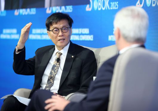 이창용 한국은행 총재가 2일 서울 중구 한국은행에서 열린 2025년 BOK 국제컨퍼런스에서 크리스토퍼 월러 미국 연방준비제도 이사와 미국 경제 전망과 다양한 통화정책 이슈에 대해 대담하고 있다. 뉴시스
