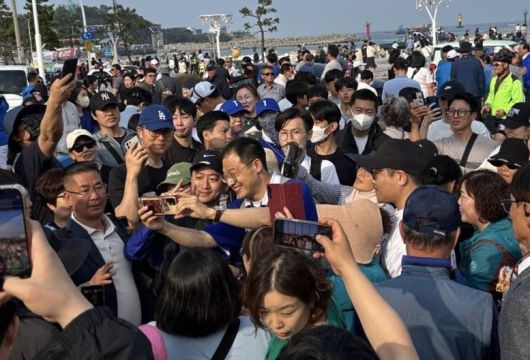 더불어민주당 김상욱 의원(울산 남구갑)이 1일 울산 동구 일산해수욕장에서 많은 울산시민들과 이재명 후보 지지자들에게 둘러싸여 셀카를 함께 찍고 있다. 사진=최수상 기자