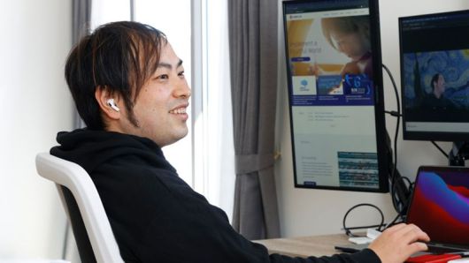 오카다 요스케 아베자 창업자 겸 CEO가 자신의 집무실 책상에 앉아 포즈를 취하고 있다. 요스케 대표는 "규모만 큰 거대언어모델(LLM)보다 산업 현장에서 활용 가능한 LLM이 진짜 경쟁력"이라고 강조했다.