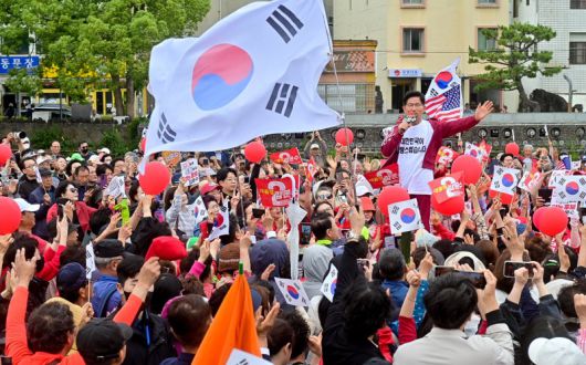 김문수 국민의힘 대선 후보가 2일 오전 제주시 일도일동 동문로터리에서 열린 유세에서 연설을 하고 있다. (제주도사진기자회) 뉴시스