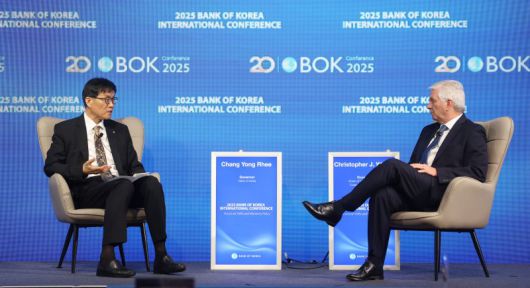 이창용 한국은행 총재와 크리스토퍼 월러 미국 연방준비제도 이사가 2일 서울 중구 한국은행에서 열린 2025년 BOK 국제컨퍼런스에서 미국 경제 전망과 다양한 통화정책 이슈에 대해 대담하고 있다. 뉴시스