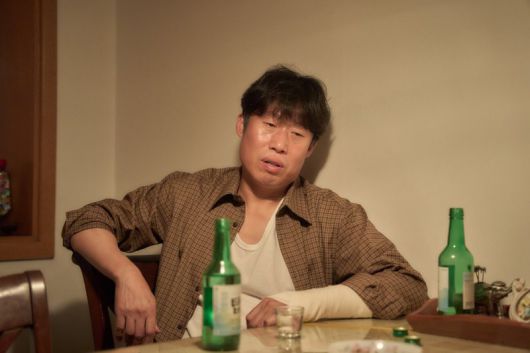 유해진의 술맛 나는 인생사 '소주전쟁' 장면. 쇼박스 제공