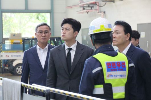 김용태 국민의힘 비상대책위원장이 대통령선거 본투표 당일인 3일 충남 태안화력발전소 노동자 끼임 사망 사고 현장을 살펴보고 있다. 국민의힘 제공. /사진=뉴스1