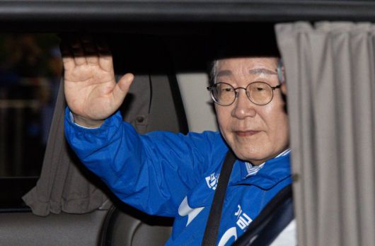 이재명 더불어민주당 대통령 후보가 제21대 대통령선거를 하루 앞둔 2일 오후 서울 영등포구 여의도공원에서 열린 마지막 유세를 마치고 시민들에게 인사하고 있다. 사진=뉴스1