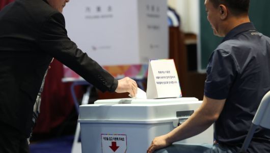 제21대 대통령 선거일인 3일 제주 용담1동 노인복지회관에 마련된 용담1동 제1투표소에서 유권자가 투표를 하고 있다. /사진=뉴스1