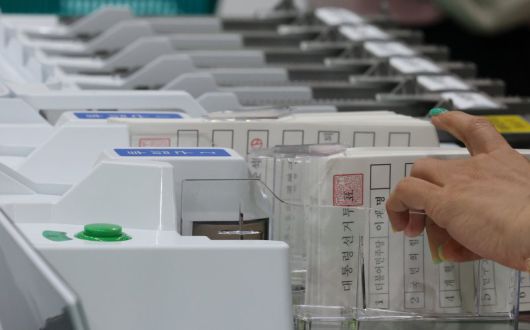 2일 대전 유성구 대전컨벤션센터에 마련된 개표소에서 유성구선관위 관계자들이 개표 준비 상황을 점검하고 있다. 뉴스1