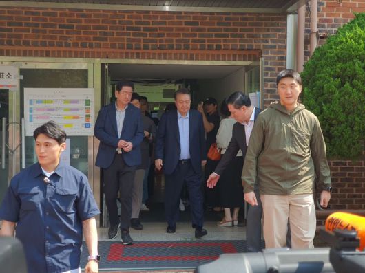 3일 오전 9시 49분께 윤석열 전 대통령이 서초구 원명초등학교에서 투표를 마치고 빠져나가고 있다. 사진=최승한 기자