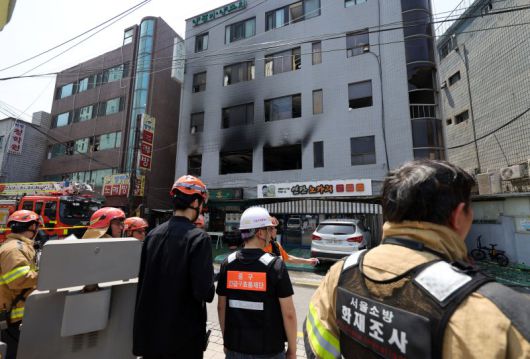 3일 원인 미상의 화재가 발생한 서울 중구 신당동의 한 봉제공장 건물이 검게 그을려 있다. 사진=뉴시스화상