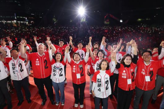김문수 국민의힘 대통령 후보가 제21대 대통령 선거를 하루 앞둔 2일 오후 서울 중구 서울시청 앞 광장에서 열린 '울려라 함성, 들어라 승리의 메아리' 피날레 유세에서 선대위 관계자 등과 포즈를 취하고 있다. /사진=뉴시스