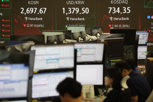 지난달 30일 오후 서울 중구 하나은행 딜링룸에서 딜러들이 업무를 보고 있다. /사진=뉴시스