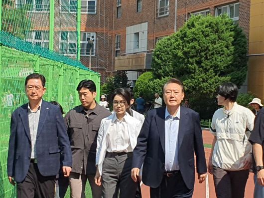 3일 오전 9시 49분께 윤석열 전 대통령과 김건희 여사가 서초구 원명초등학교에서 투표를 마치고 빠져나가고 있다. 사진=최승한 기자