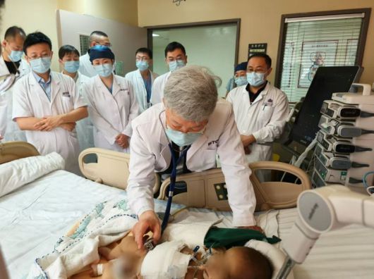 서울아산병원 간이식·간담도외과 이승규 석좌교수가 중국 칭화대 부속 창궁병원에서 생체 간이식을 받은 환아의 상태를 살펴보고 있다. 서울아산병원 제공