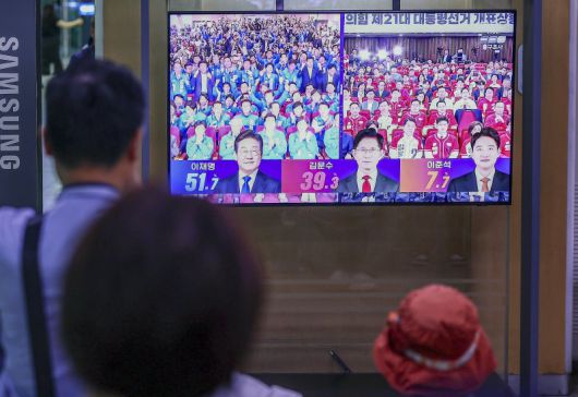 제21대 대통령 선거 투표일인 3일 오후 서울 중구 서울역에서 유권자들이 방송3사 출구조사 결과를 TV로 확인하고 있다. /사진=뉴스1