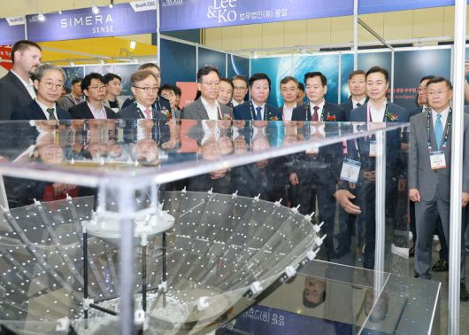 이택구 대전시 정무경제과학부시장(오른쪽 두번째)이 4일 대전컨벤션센터(DCC)에서 열린 '2025 국제우주컨퍼런스(ISS)'에서 기업 홍보 부스에 전시된 위성체를 살펴보고 있다.
