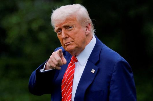 도널드 트럼프 미국 대통령의 무역전쟁으로 인해 세계 주요국 경제가 2020년 코로나19 팬데믹 이후 가장 낮은 성장세에 직면할 것이라고 경제협력개발기구(OECD)가 3일(현지시간) 경고했다. 트럼프 대통령이 지난달 30일 펜실베이니아주 피츠버그의 US스틸로 떠나기 위해 워싱턴 백악관 사우스론을 걸어가고 있다. 로이터 연합