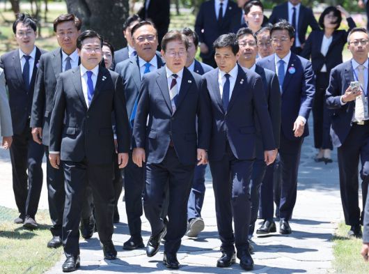 이재명 대통령이 4일 오전 국회에서 우원식 국회의장 등 여야 대표들과 오찬을 하기 위해 사랑재로 이동하고 있다. 사진=뉴스1