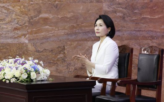 이재명 대통령 부인 김혜경 여사가 4일 오후 서울 여의도 국회 로텐더홀에서 열린 제21대 대통령 취임 선서식에서 박수치고 있다. /사진=뉴시스