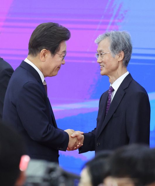 이재명 대통령이 4일 국회에서 열린 제21대 대통령 취임 선서식을 마친 후 조희대 대법원장(오른쪽)과 인사하고 있다. 조 대법원장은 지난달 이 대통령의 공직선거법 위반 사건 2심을 유죄 취지로 파기환송한 바 있다. 연합뉴스