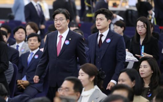 취임선서식 참석한 권성동·김용태국민의힘 김용태 비상대책위원장(오른쪽)과 권성동 원내대표가 4일 서울 여의도 국회에서 열린 제21대 대통령 취임선서식에 참석하고 있다. 연합뉴스