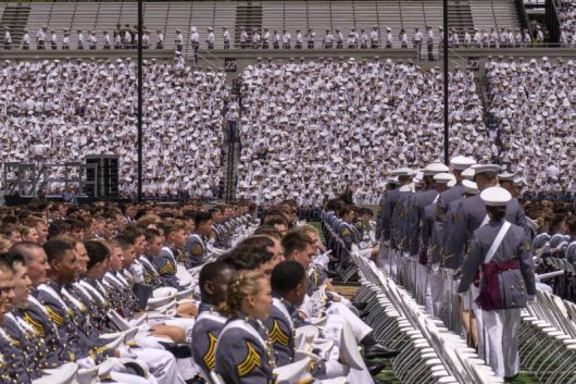 미 육군사관학교 졸업생도들이 지난 5월 24일 뉴욕주 웨스트포인트에서 열린 졸업식에 참석하고 있다. AP 연합뉴스