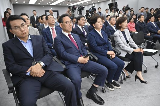 (서울=뉴스1) 이광호 기자 = 국민의힘 의원들이 4일 서울 여의도 중앙당사에서 열린 제21대 대통령선거 국민의힘 중앙선거대책위원회 해단식에서 김문수 전 대통령 후보의 소감을 듣고 있다. (공동취재) 2025.6.4/뉴스1 /사진=뉴스1화상